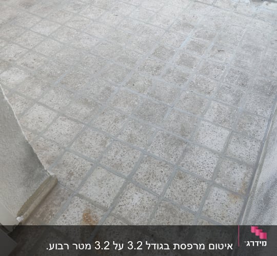 רצפת אריחים עם קווי איטום אפורים